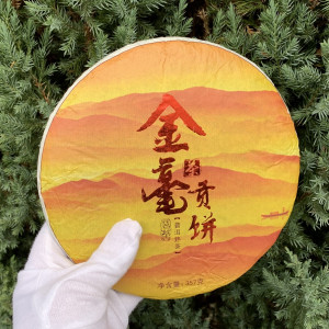 Шу пуэр Tribute Gold Cake Цзиньхао 2017 года 357 г